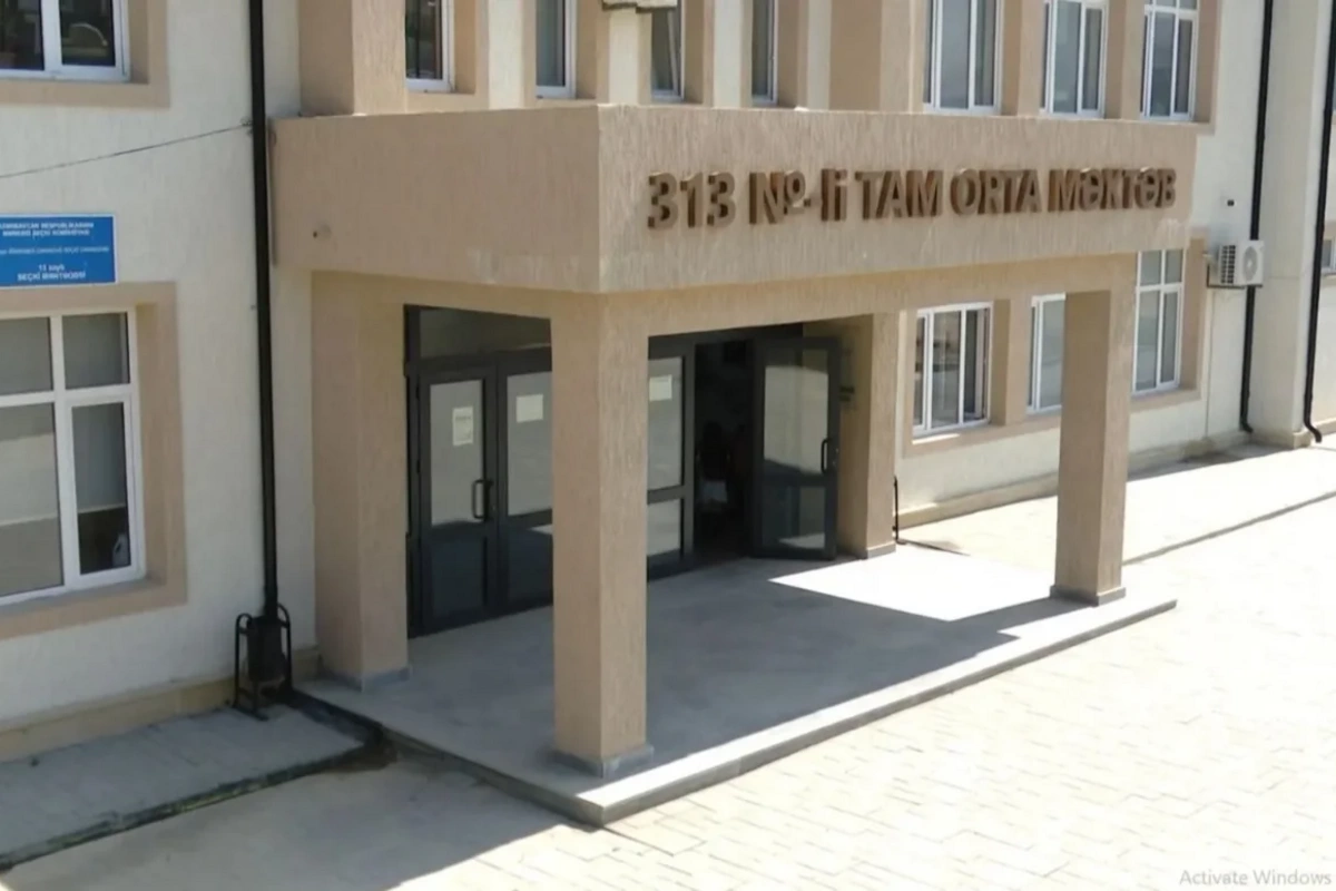 Bakıda məktəb qalmaqalı: Valideynlər övladlarının kənarlaşdırıldığını iddia edirlər Bakıda məktəb qalmaqalı: Valideynlər övladlarının kənarlaşdırıldığını iddia edirlər