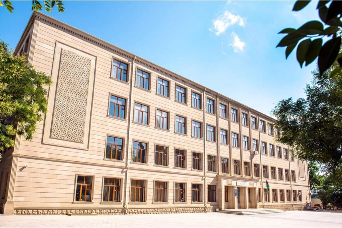 Bakıda məktəbdə insident - Şagirdlər mühafizəçiyə hücum çəkdi