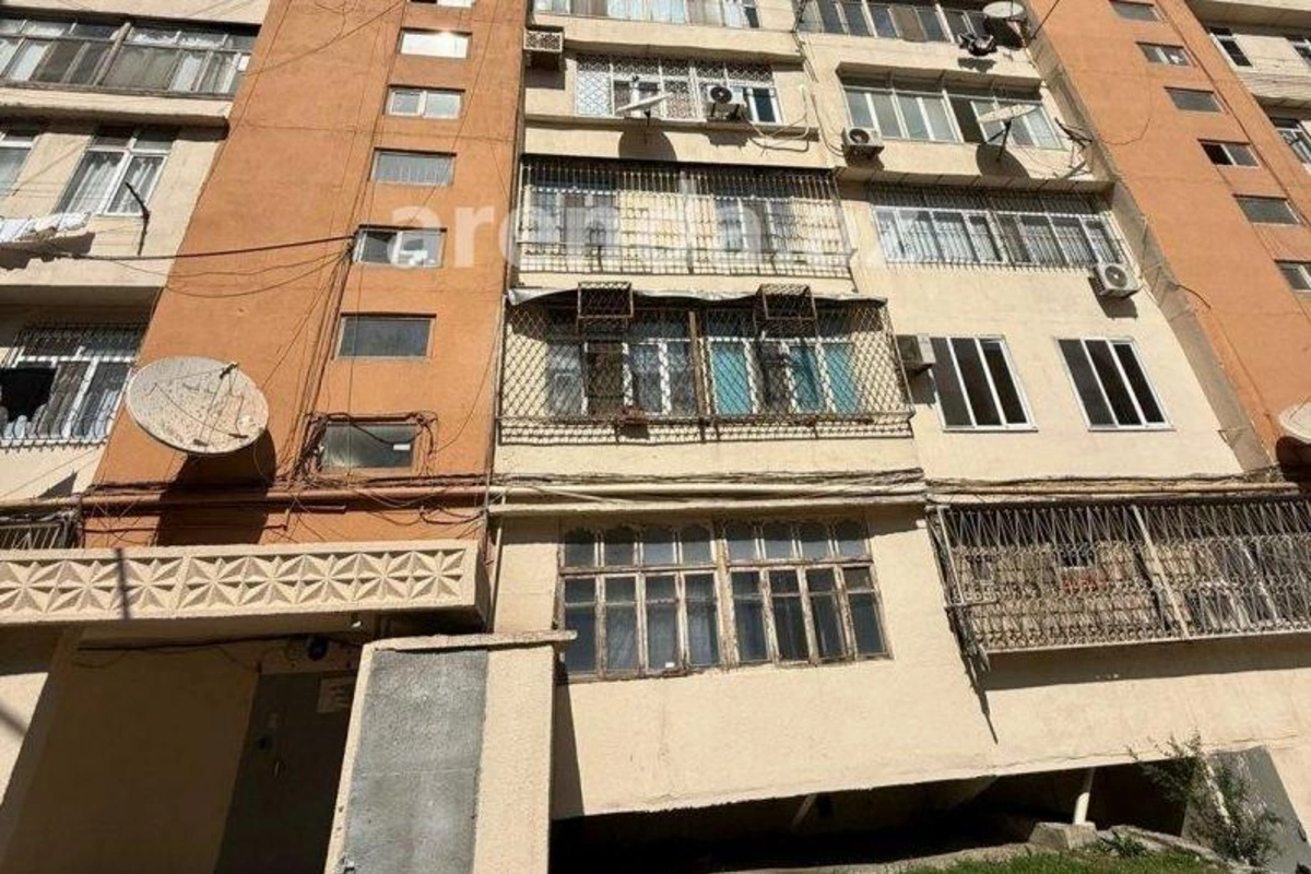 Bakıda oğlunu öldürən qadın özünü binadan atdı