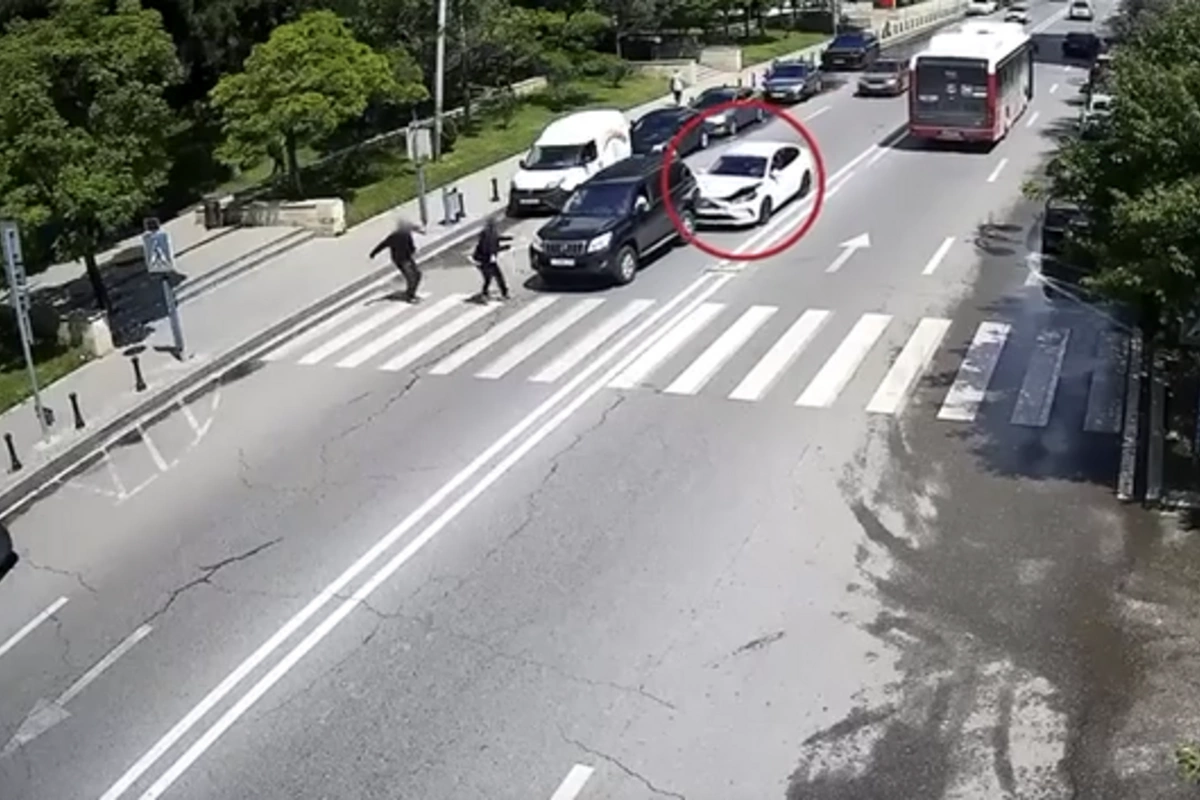 Bakıda piyadalara yol verən sürücülərin qəzaya düşmə ANBAAN GÖRÜNTÜLƏRİ Bakıda piyadalara yol verən sürücülərin qəzaya düşmə ANBAAN GÖRÜNTÜLƏRİ