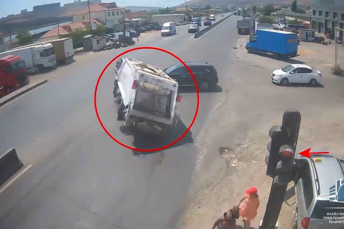 Bakıda qayda pozan zibil maşını AŞDI - ANBAAN VİDEO Bakıda qayda pozan zibil maşını AŞDI - ANBAAN VİDEO