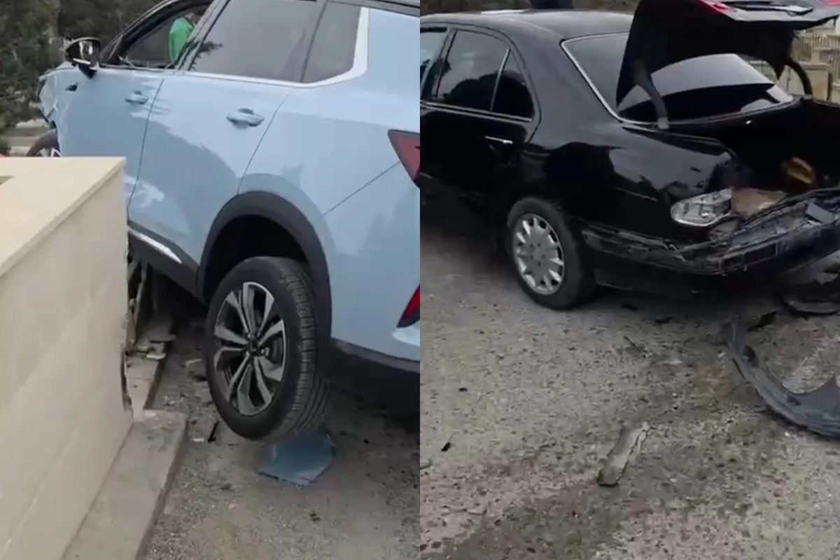 Bakıda QƏZA - Maşın qəbir daşına çırpıldı Bakıda QƏZA - Maşın qəbir daşına çırpıldı