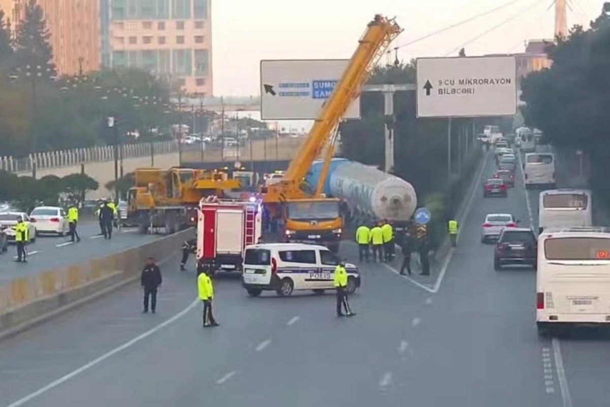 Bakıda qəza oldu - Bu yollar bağlandı Bakıda qəza oldu - Bu yollar bağlandı