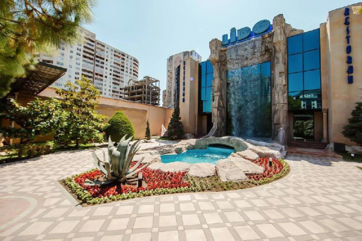 Bakıda restoranda qadın qəfil vəfat etdi