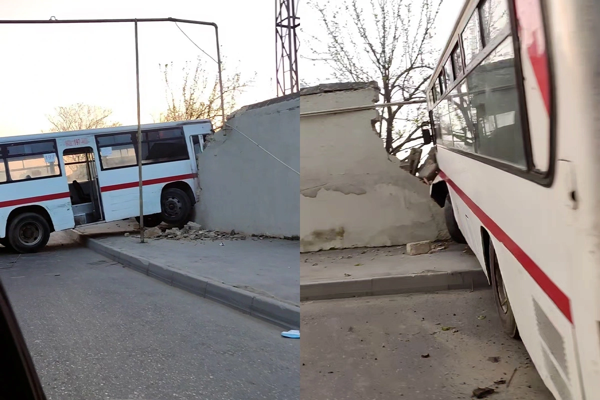 Bakıda sərnişin avtobusu HASARA ÇIRPILDI Bakıda sərnişin avtobusu HASARA ÇIRPILDI