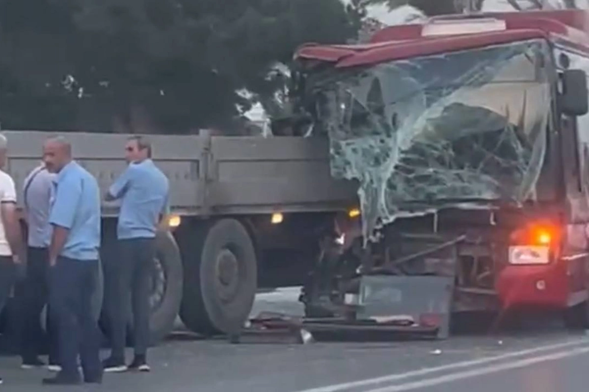 Bakıda sərnişin avtobusu yük maşınına çırpıldı