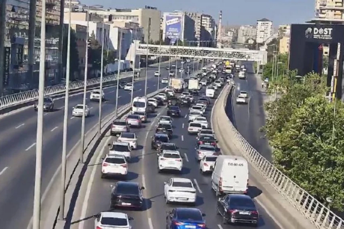 Bakıda yalnız iki istiqamətdə tıxac yaranıb