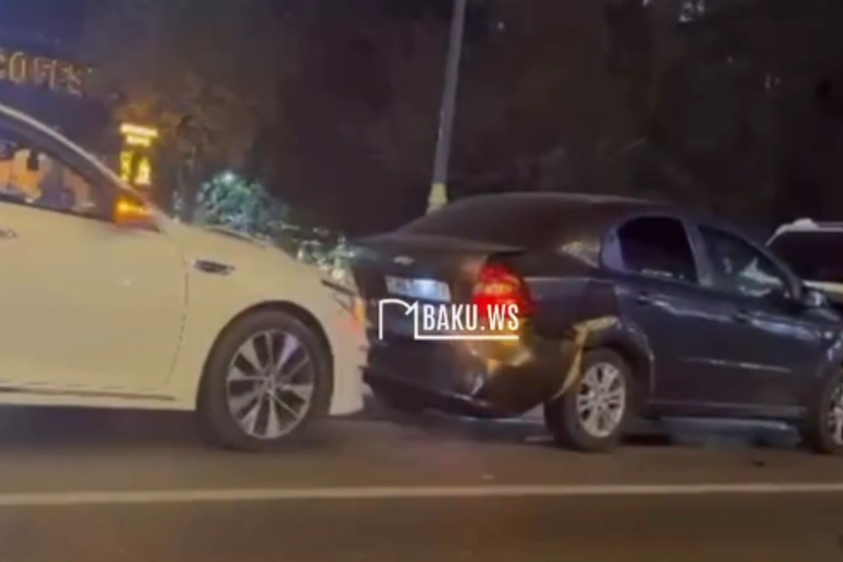 Bakıda zəncirvari qəza - 3 avtomobil toqquşdu Bakıda zəncirvari qəza - 3 avtomobil toqquşdu