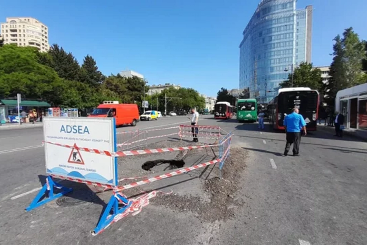 Bakının mərkəzində yolda çökmə: İri çuxur yarandı