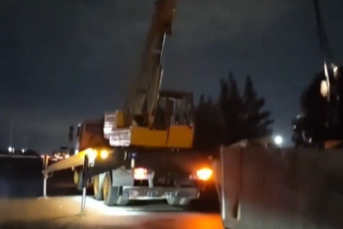 Bakı–Quba yolunda yük maşınının qoşqusu körpüyə çırpıldı - ANBAAN VİDEO Bakı–Quba yolunda yük maşınının qoşqusu körpüyə çırpıldı - ANBAAN VİDEO