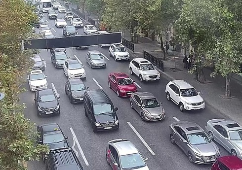 Bakının 22 yolunda tıxac yaranıb Bakının 22 yolunda tıxac yaranıb