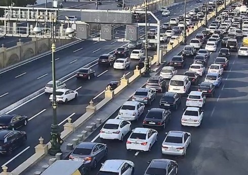 Bakının bir çox yollarında tıxac müşahidə edilir Bakının bir çox yollarında tıxac müşahidə edilir