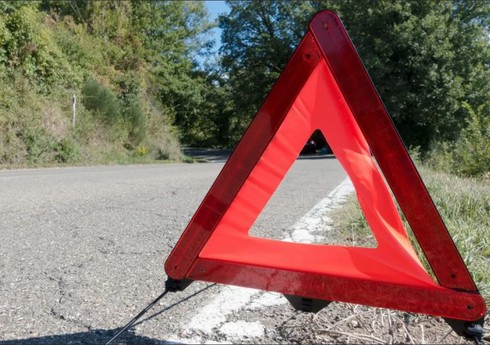 Biləsuvarda minik avtomobili aşıb, xəsarət alanlar var Biləsuvarda minik avtomobili aşıb, xəsarət alanlar var