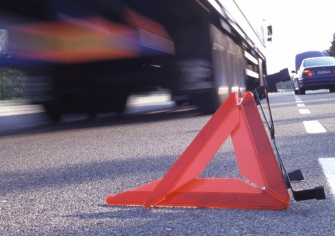 Biləsuvarda yük avtomobili sərnişin mikroavtobusu ilə toqquşub, xəsarət alanlar var