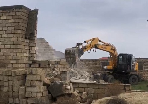 Binədə qanunsuz tikililər sökülüb