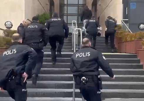 Bursada məhkəmə binasına silahlı hücum olub, iki nəfər ölüb Bursada məhkəmə binasına silahlı hücum olub, iki nəfər ölüb