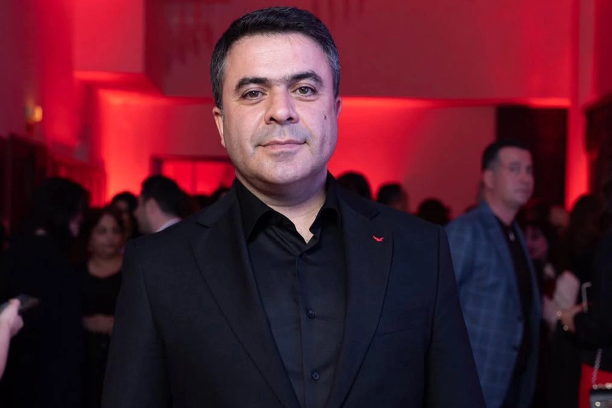 Cabir İmanov qəfil yerə yıxılıb, yarım saata yaxın ürək masajı ediblər Cabir İmanov qəfil yerə yıxılıb, yarım saata yaxın ürək masajı ediblər