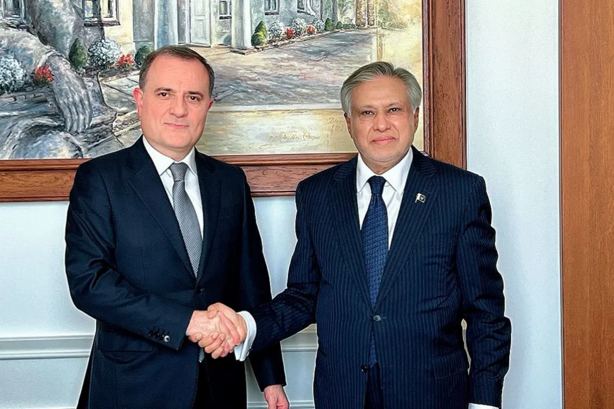 Ceyhun Bayramov İshaq Darla beynəlxalq təhlükəsizlik məsələlərini müzakirə edib