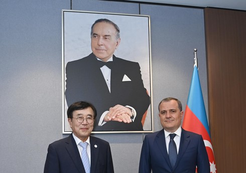 Ceyhun Bayramov Koreya Prezidentinin xüsusi nümayəndəsi ilə görüşüb Ceyhun Bayramov Koreya Prezidentinin xüsusi nümayəndəsi ilə görüşüb