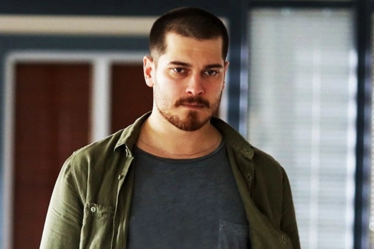 Çağatay Ulusoy bu ölkənin də vətəndaşı oldu Çağatay Ulusoy bu ölkənin də vətəndaşı oldu