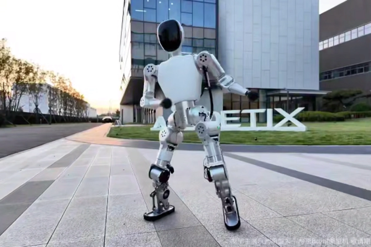 Çində smartfon qiymətinə humanoid robot satışa çıxarılıb