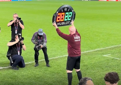 DÇ-2022: FIFA prezidenti elektron tablodan istifadə etməyi öyrənib DÇ-2022: FIFA prezidenti elektron tablodan istifadə etməyi öyrənib