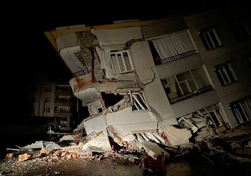 Diyarbakırda zəlzələ zamanı binanın dağılmağı lentə alınıb