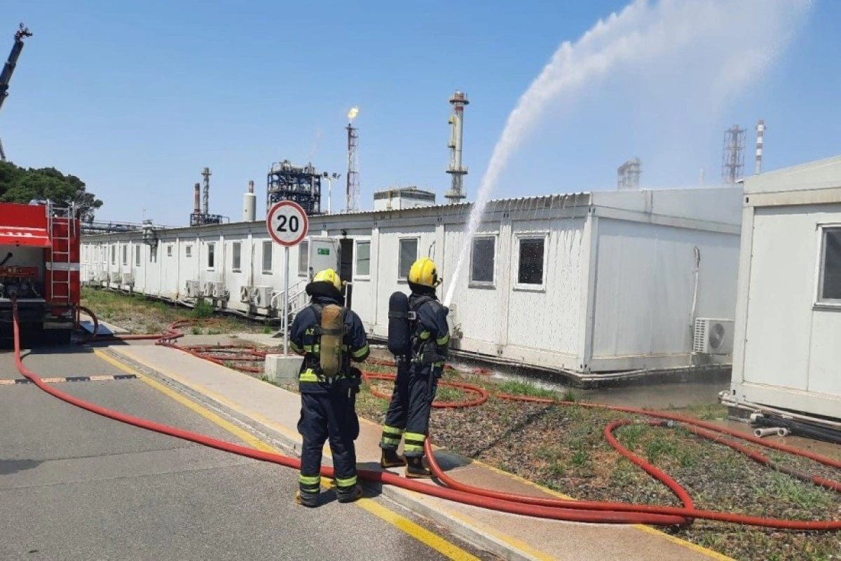 Dövlət Xidməti Neft Emalı Zavodunda yanğın-taktiki təlim keçirib