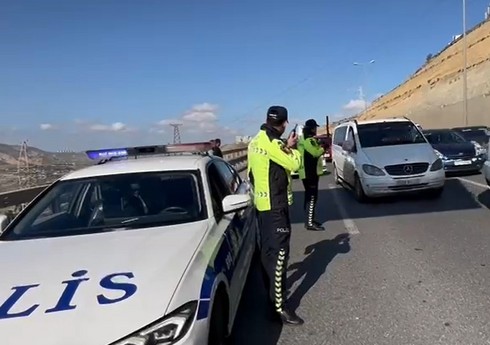DYP sürüşmə baş verən yolda hərəkətin nizamlanması üçün işlər aparır DYP sürüşmə baş verən yolda hərəkətin nizamlanması üçün işlər aparır