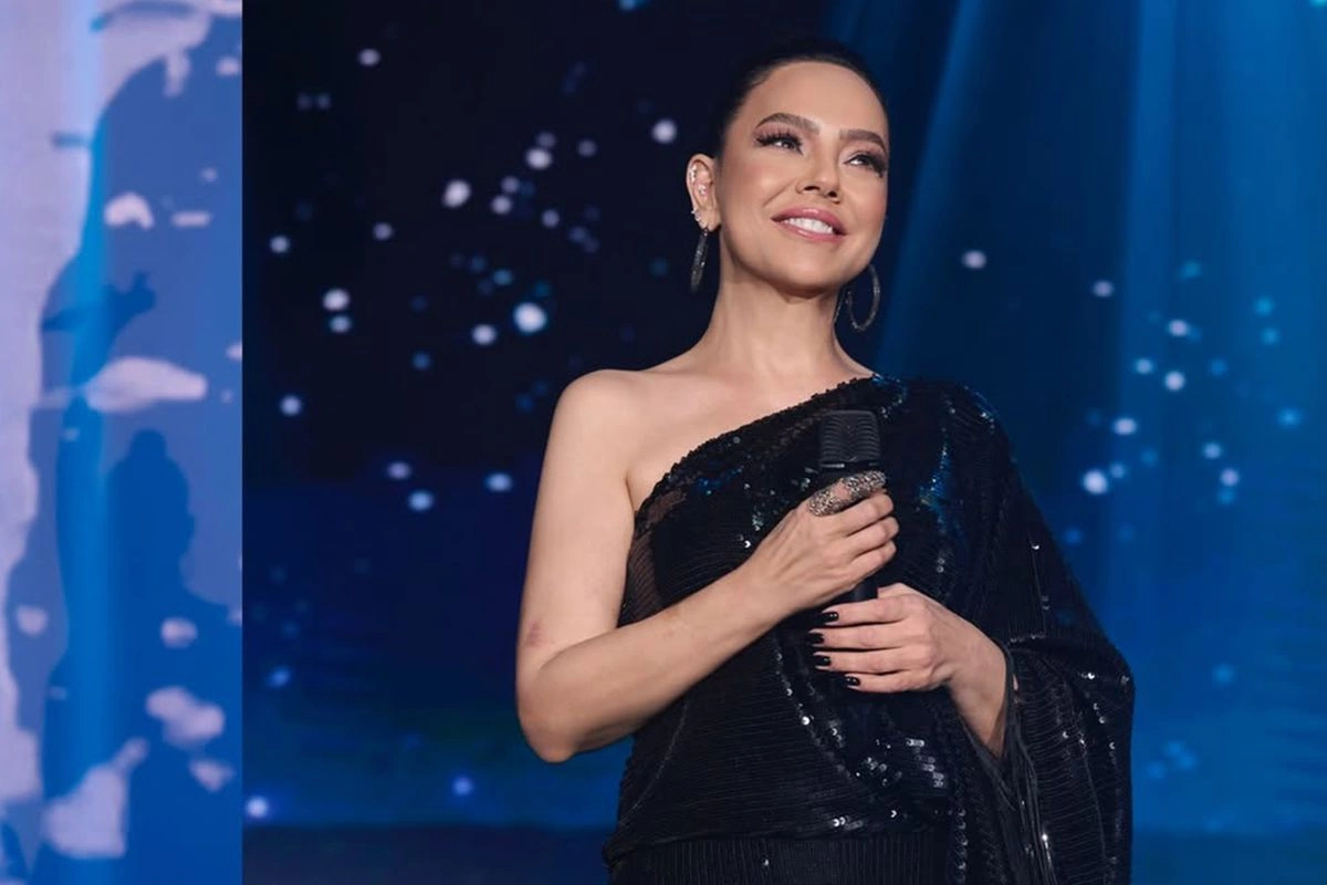 Ebru Gündeş konsertdə estetik etirafı ilə gündəm oldu Ebru Gündeş konsertdə estetik etirafı ilə gündəm oldu