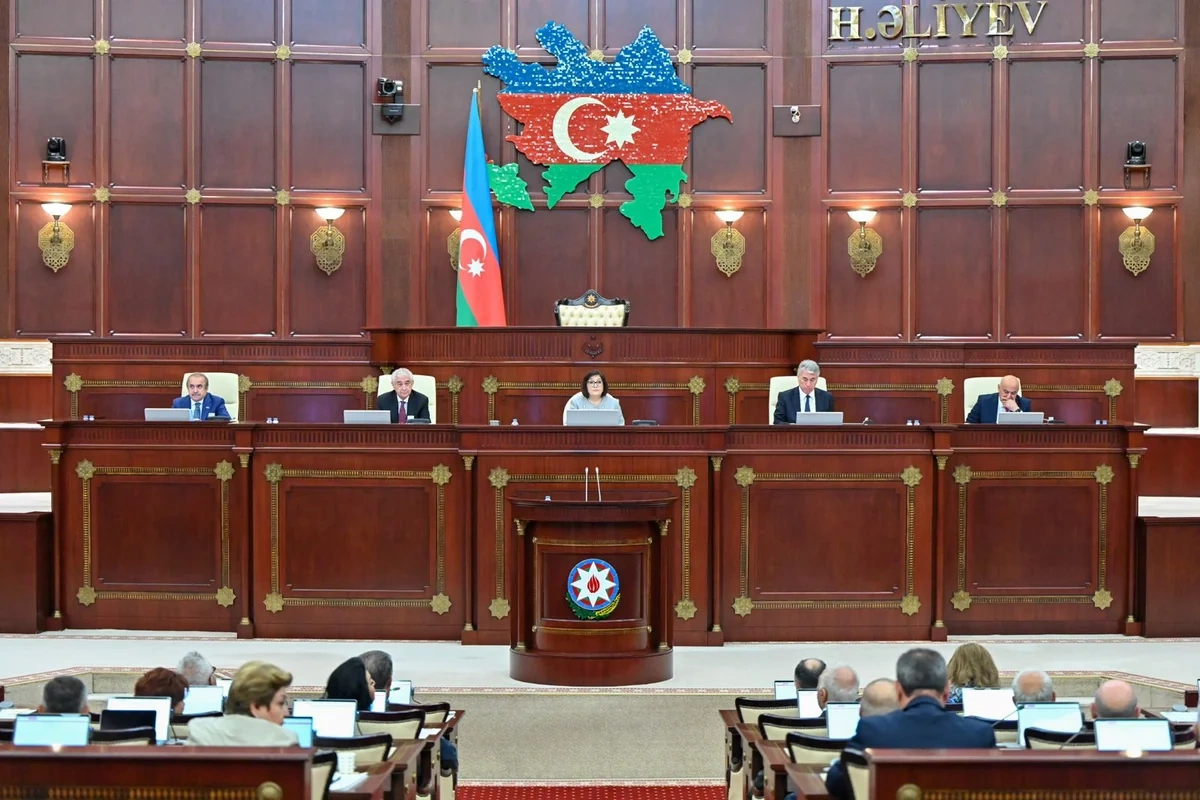 Ehtiyatda olan hərbçilərin tibb sahəsində xüsusi rütbələri ilə bağlı qanun layihəsi I oxunuşda təsdiqlənib