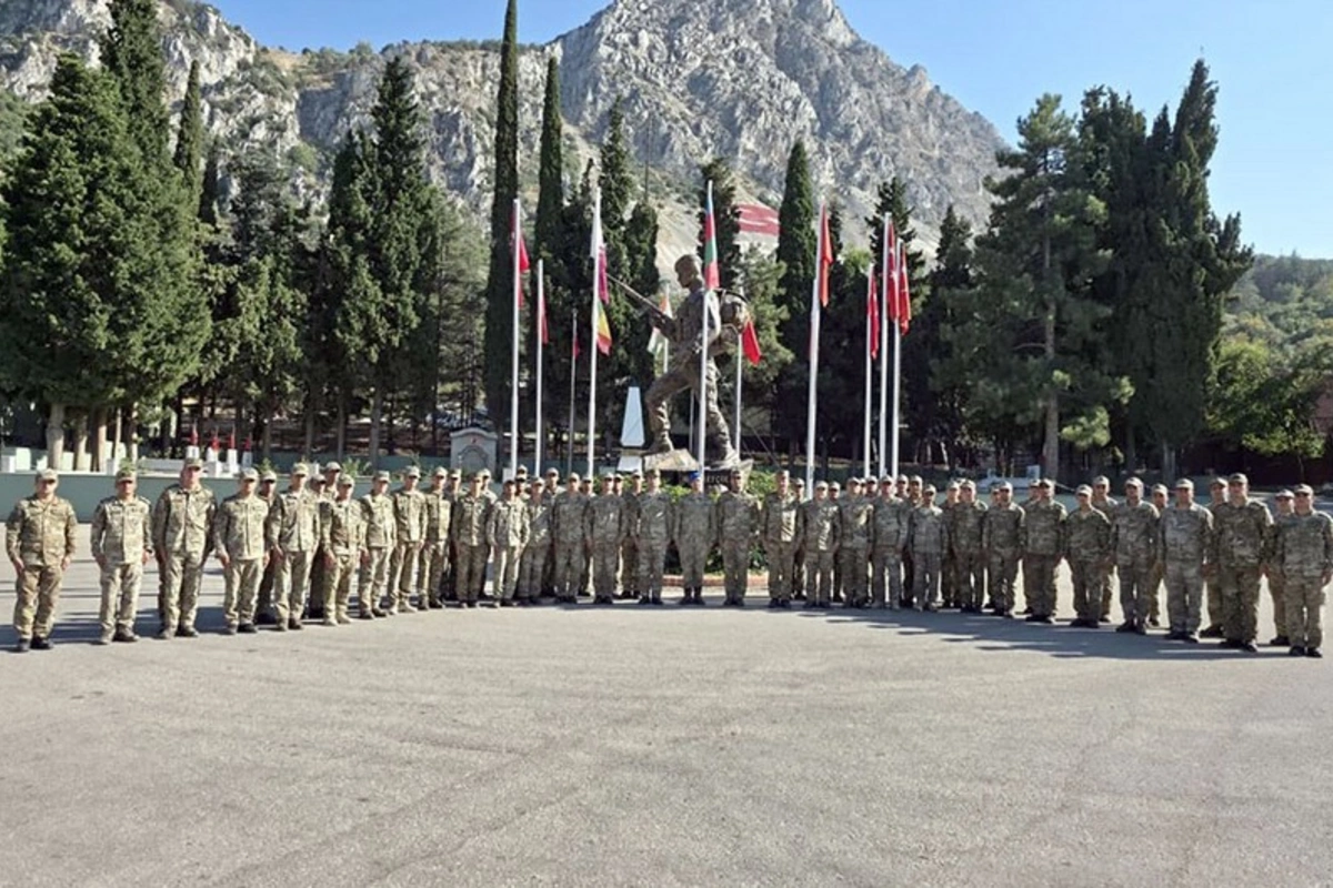 Əlahiddə Ümumqoşun Ordunun hərbi qulluqçuları Türkiyədə keçirilən komando kursunda iştirak edirlər Əlahiddə Ümumqoşun Ordunun hərbi qulluqçuları Türkiyədə keçirilən komando kursunda iştirak edirlər