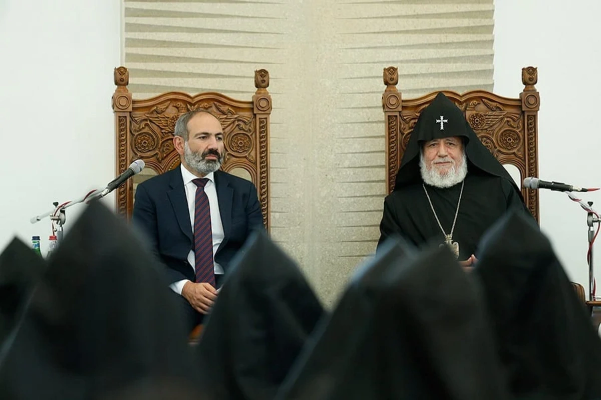 Ermənistanda vəziyyət gərginləşib: Kilsə ilə kim manipulyasiya edir?