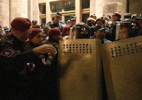 Ermənistan polisi Rusiya səfirliyinə giriş-çıxışı bərpa edib, saxlanılanlar var Ermənistan polisi Rusiya səfirliyinə giriş-çıxışı bərpa edib, saxlanılanlar var