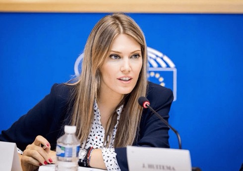 Eva Kayli Avropa Parlamentinin sədr müavini səlahiyyətlərindən məhrum edilib Eva Kayli Avropa Parlamentinin sədr müavini səlahiyyətlərindən məhrum edilib