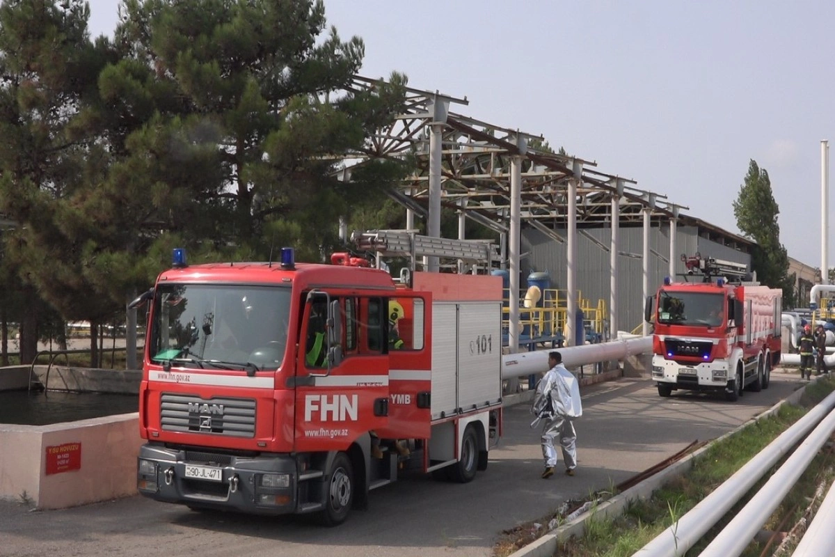 FHN SOCAR-ın Heydər Əliyev adına Neft Emalı Zavodunda yanğın-taktiki təlim keçirib FHN SOCAR-ın Heydər Əliyev adına Neft Emalı Zavodunda yanğın-taktiki təlim keçirib