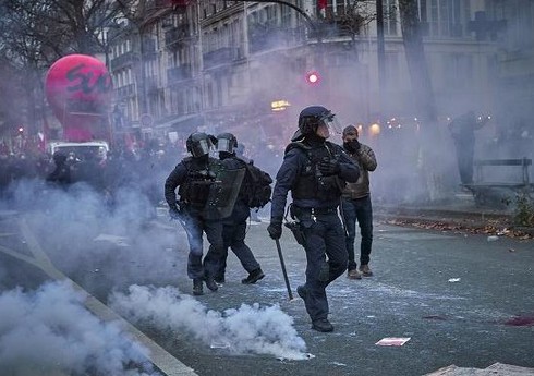Fransada pensiya islahatı əleyhinə aksiyalarda 855 nəfər saxlanılıb