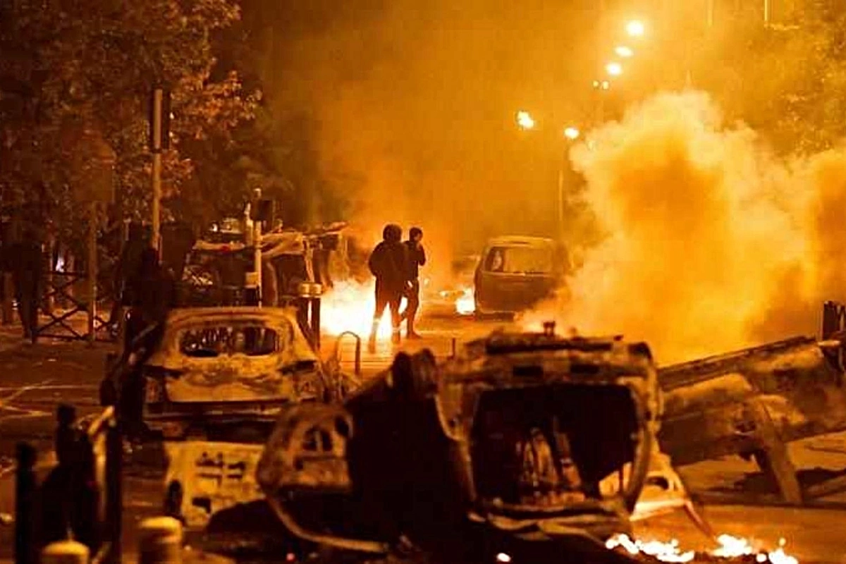 Fransada polis təqibində motosikletli gənc ağır yaralandı: 14 avtomobil yandırıldı Fransada polis təqibində motosikletli gənc ağır yaralandı: 14 avtomobil yandırıldı