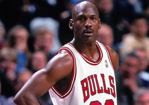 Əfsanəvi basketbolçunun idman ayaqqabıları hərracda 8 milyon dollara satılıb Əfsanəvi basketbolçunun idman ayaqqabıları hərracda 8 milyon dollara satılıb