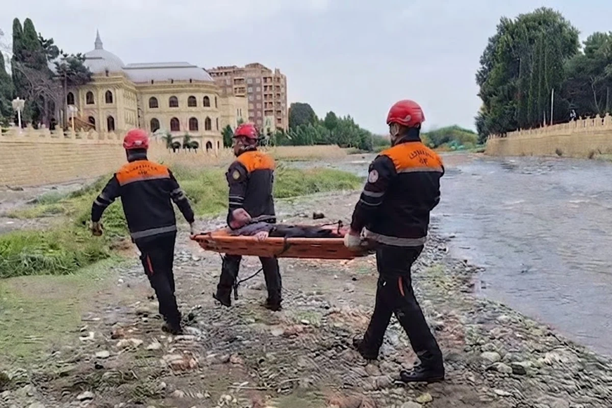 Gəncədə çaya yıxılan vətəndaşın xilas edilib