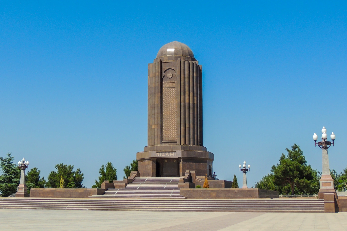Gəncədə Nizami məqbərəsində körpüdən yıxılan qadının vəziyyəti açıqlanıb