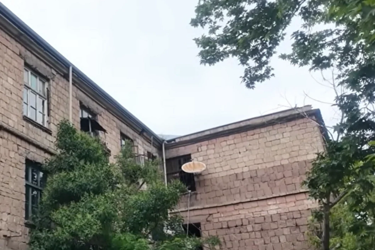 Gəncədə qəzalı yataqxanaların sakinləri köçürülür: Narazı qalanlar var