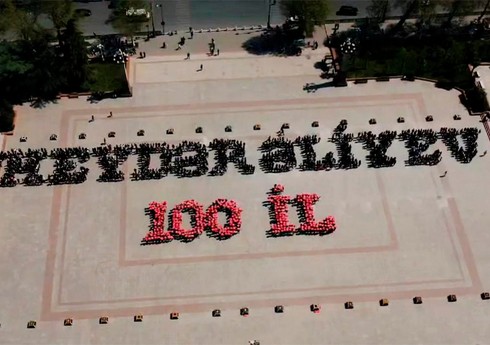 Gəncədə Heydər Əliyevin 100 illik yubileyinə həsr olunmuş fləşmob keçirilib Gəncədə Heydər Əliyevin 100 illik yubileyinə həsr olunmuş fləşmob keçirilib