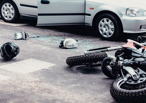 Gəncədə motosikletlə minik avtomobili toqquşub, ölən var Gəncədə motosikletlə minik avtomobili toqquşub, ölən var