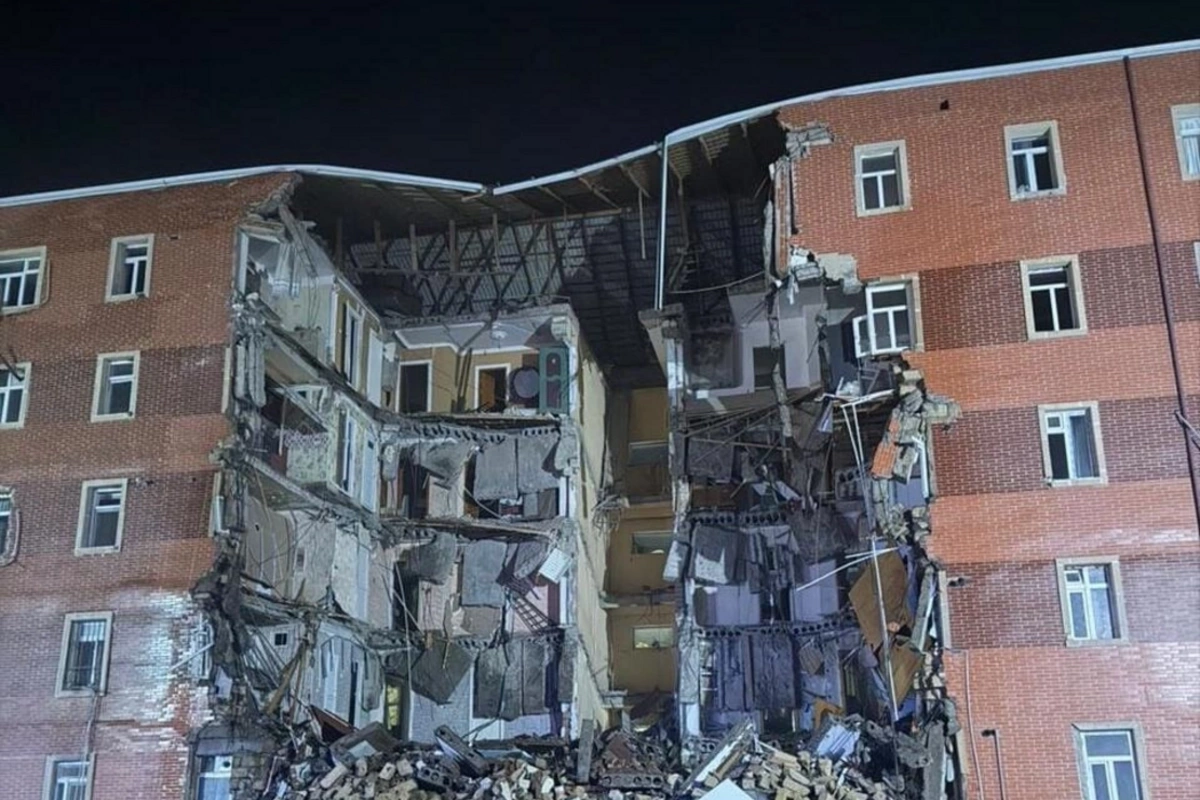 Goranboyda 5 mərtəbəli yaşayış binasının bir bloku tamamilə çökdü