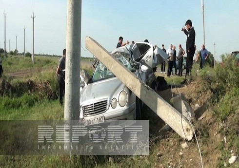 Goranboyda avtomobil işıq dirəyinə çırpılıb, ölən var