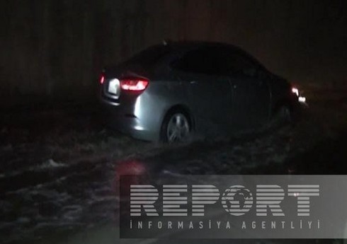 Goranboyda yağış suları bəzi avtomobil yollarında çətinlik yaradıb Goranboyda yağış suları bəzi avtomobil yollarında çətinlik yaradıb