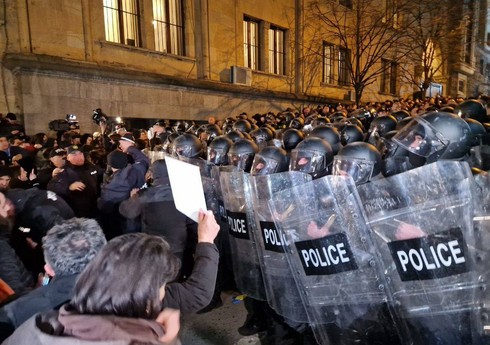 Gürcüstan parlamentinin qarşısında yürüşə cəhd olub, saxlanılanlar var Gürcüstan parlamentinin qarşısında yürüşə cəhd olub, saxlanılanlar var