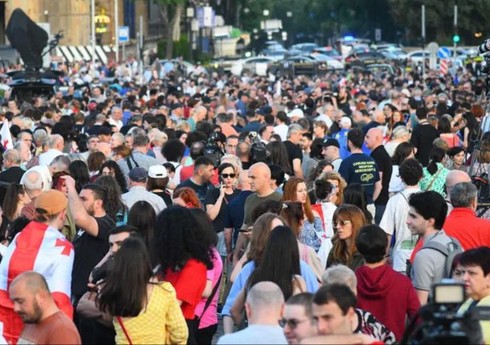 Gürcüstanda aksiyaçılar “Xarici təsirin şəffaflığı haqqında” qanun layihəsinə etiraz üçün meydana toplaşırlar Gürcüstanda aksiyaçılar “Xarici təsirin şəffaflığı haqqında” qanun layihəsinə etiraz üçün meydana toplaşırlar