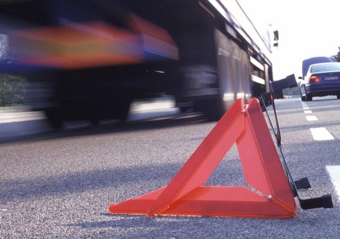 Göygöldə minik avtomobili mikroavtobusla toqquşub, xəsarət alanlar var 